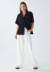 WILLA ZIMI BUTTON - Blusa - black