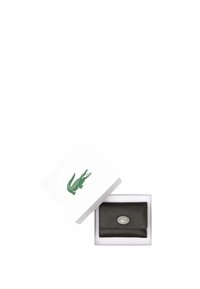 Portefeuille en cuir noir avec une finition texturée, présenté dans une boîte blanche ornée d'un logo crocodile vert sur le dessus. Détails en métal argenté visibles.