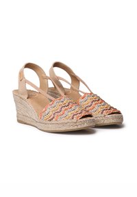 Sandali con zeppa e parte superiore intrecciata in tonalità di arancione, giallo e blu; cinturini in tessuto beige; piattaforma avvolta in juta; design con punta aperta.