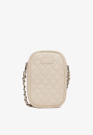 Borsa a tracolla trapuntata beige con bordi arrotondati, tracolla a catena e etichetta "DeeZee" sul davanti.