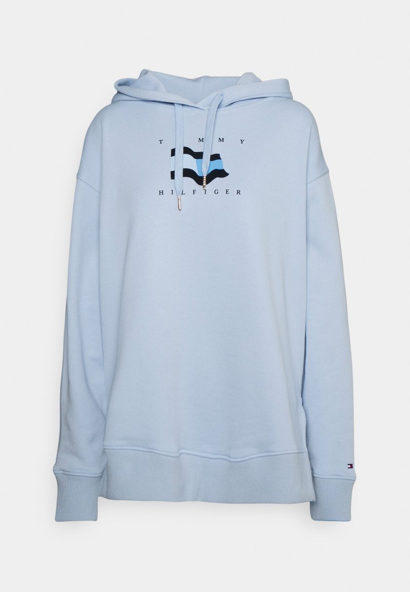 Sudadera azul claro hecha de una mezcla de algodón, que presenta un gráfico frontal de un diseño de bandera y el texto "TOMMY HILFIGER". Incluye capucha con cordón.