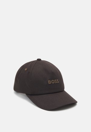 Casquette de baseball marron foncé avec le mot BOSS brodé à l'avant, dotée d'une visière incurvée et d'œillets de ventilation.