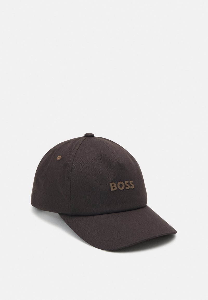 Casquette de baseball marron foncé avec le mot BOSS brodé à l'avant, dotée d'une visière incurvée et d'œillets de ventilation.
