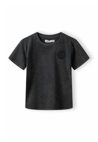 Svart bomullst-shirt med kort ärm, rund hals och en diskret globgrafik tryckt på vänster bröstområde. Strukturerad finish.