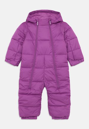 Combinaison de neige violette rembourrée avec capuche, dotée de deux fermetures éclair sur le devant, de cuffs élastiques et d'un design matelassé pour l'isolation et le confort.