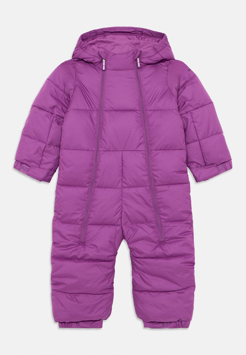 Mono de nieve acolchado morado con capucha, que cuenta con dos cremalleras frontales, puños elásticos y un diseño acolchado para aislamiento y comodidad.