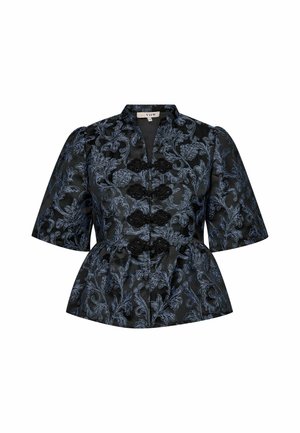 Blouse noire en satin à manches courtes avec motif brocart floral bleu, col montant, fermetures décoratives « grenouille » et taille cintrée à basque.