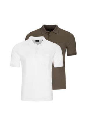 Zwei gefaltete Poloshirts, eines vorne weiß und eines hinten braun, beide mit Kragen und einer kleinen Brusttasche.