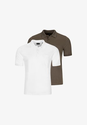 Zwei gefaltete Poloshirts, eines vorne weiß und eines hinten braun, beide mit Kragen und einer kleinen Brusttasche.