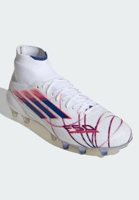 Λευκό ποδοσφαιρικό παπούτσι υψηλού αστραγάλου με μπλε και κόκκινες λεπτομέρειες, κορδόνια μπροστά, διαφανείς τάπες και το κείμενο "F50 Sparkflow" στο πλάι.