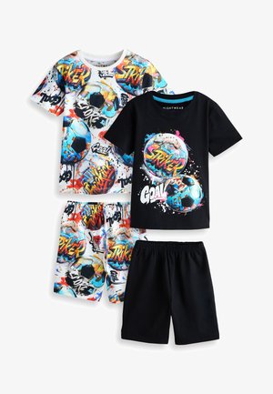Dos conjuntos de pijamas infantiles de manga corta, uno con estampado de balón de fútbol blanco y graffiti, el otro negro con gráficos coloridos de balón de fútbol y pantalones cortos negros a juego.