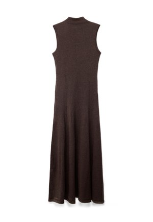 Vestido marrón largo de punto, sin mangas, con cuello alto, cintura ajustada y falda acampanada, mostrado desde atrás sobre un fondo blanco.