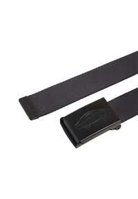 Cintura in tessuto nero con una superficie liscia e una fibbia metallica caratterizzata da un design con logo. Design dritto e piatto, adatto per un abbigliamento casual.