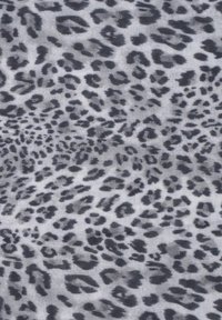 Tissu à imprimé léopard présentant un motif gris et noir sur un fond blanc, avec des formes et des textures variées de taches et de patchs.