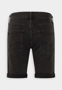 Svarta denimshorts med uppvikta kanter, med två bakfickor och subtila sömdetaljer. Tillverkade av ett hållbart, strukturerat material.