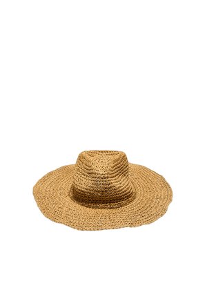 Słomkowy, szerokokrawędziowy kapelusz z lekko wciętą koroną, naturalny jasnobrązowy kolor, prezentowany na białym tle.