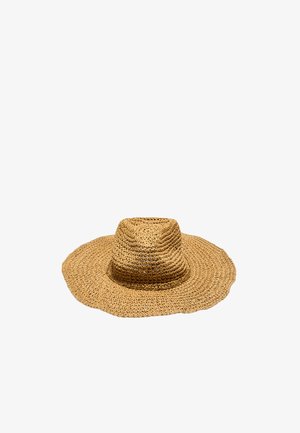 Široká slamenná klobúk s pleteným okrajom a mierne zahĺbenou korunou, prírodná svetlohnedá farba, zobrazená na bielom pozadí.