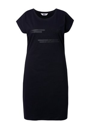 Robe T-shirt en coton noir avec des manches courtes, présentant un design de texte noir brillant et des accents de rayures horizontales au niveau de la poitrine.