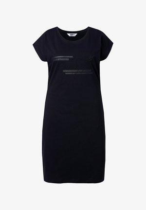 Černé bavlněné šaty ve tvaru trička s krátkými rukávy typu cap sleeve, se lesklým černým textovým designem a horizontálními pruhy přes hrudník.