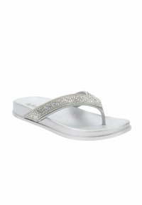 Sandale en tongs argentée avec une semelle texturée, un design minimaliste et une sangle ornée de strass pour une touche supplémentaire.