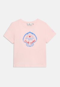 Ροζ ανοιχτό παιδικό μπλουζάκι με μπλε γραφικό κοχύλι, κόκκινο ήλιο, μπλε κύματα και την επιγραφή "Club Soleil" στο μπροστινό μέρος.