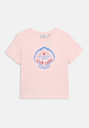 T-shirt pour enfants rose clair avec un motif de coquillage bleu, un soleil rouge, des vagues bleues, et le texte "Club Soleil" sur le devant.