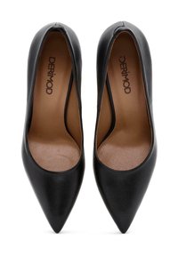Zapatos de tacón alto de cuero negro con punta afilada y una textura suave. El interior presenta una plantilla de color marrón claro con el nombre de la marca visible.