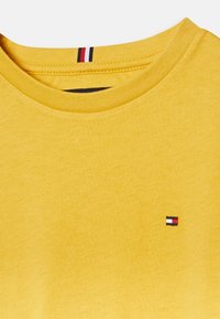 Tommy Hilfiger ESSENTIAL TEE - T-shirt básica - tuscan yellow