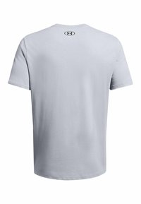 Jasnoszary t-shirt z krótkim rękawem, wykonany z miękkiej bawełny. Posiada okrągły dekolt oraz subtelny detal z logo na górnej części pleców.