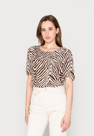 Blusa de manga curta com padrão de riscas de zebra em tons de castanho e branco, com um decote redondo, apresentando um corte solto e detalhes franzidos nas mangas.