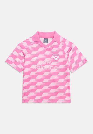 Maillot de sport à manches courtes à carreaux rose et rose clair avec col, logo New Balance, et un blason d'oiseau sur la poitrine.