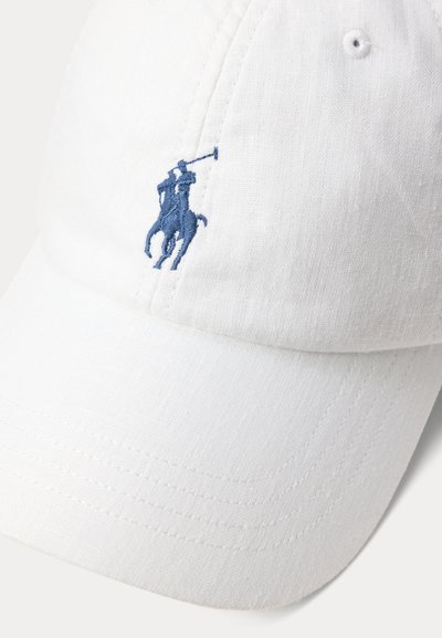 Λευκό καπέλο μπέιζμπολ με κυρτό γείσο και μπλε κεντητό λογότυπο ενός παίκτη πόλο πάνω σε άλογο που κρατά υψωμένο μαλτέζικο ρόπαλο.