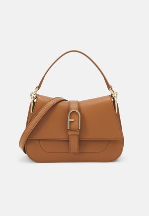 Sac à main en cuir marron avec une forme structurée, une anse supérieure et une bandoulière réglable. Présente un fermoir en ton doré et des détails piqués.