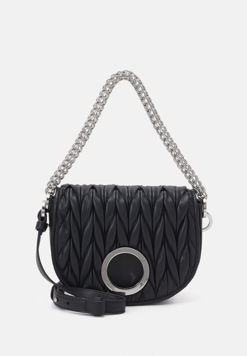 Sac à main en cuir noir matelassé avec poignée chaîne argentée, fermoir circulaire argenté et bandoulière en cuir ajustable sur fond blanc.