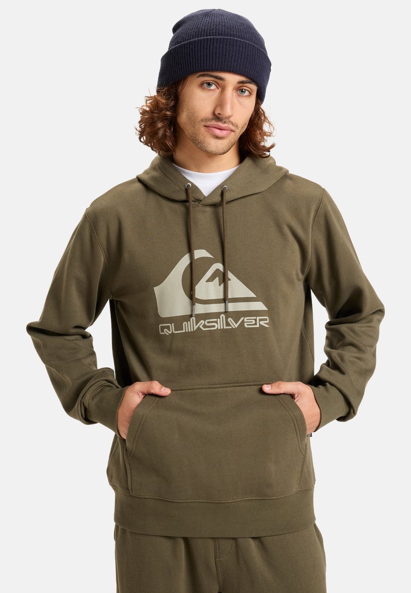 Sudadera con capucha de color verde oliva hecha de un tejido suave, con un bolsillo frontal y un gran logo blanco de Quiksilver en el pecho.