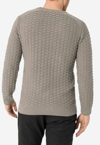 Gestrickter Pullover in Hellgrau mit einem strukturierten, blasenartigen Muster. Verfügt über gerippte Bündchen und Saum, lässige Passform und Rundhalsausschnitt.