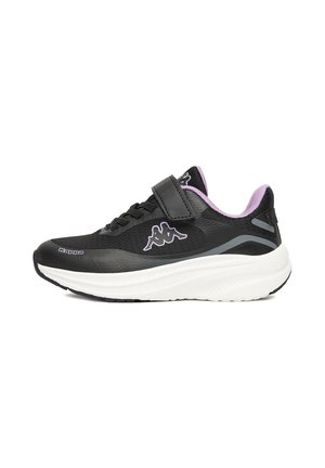 Zwarte sneaker met roze voering, dikke witte zool, klittenbandsluiting en Kappa-logo aan zijkant en tong.