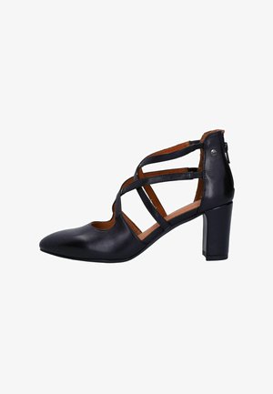 Chaussure à talon haut en cuir noir avec un bout pointu, un design découpé et des sangles croisées. Elle présente un talon robuste et une fermeture éclair sur le côté.