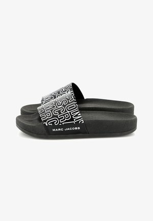 Zwarte slide-sandalen met een getextureerde zool, een brede band met herhalende witte merklettering en een gladde matte afwerking.