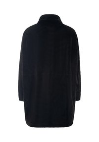Cappotto in peluche nero con collo alto, vestibilità ampia e maniche lunghe. Il tessuto ha una consistenza morbida, senza hardware visibili o decorazioni.