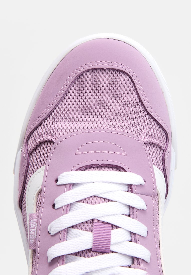 Zapatillas moradas con parte superior de malla, cordones blancos y etiqueta de marca. Presentan acentos de goma lisa y un diseño de punta redondeada.