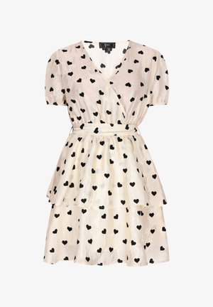 Kratký rukáv, zavinovacia šaty v krémovej farbe s čiernym srdiečkovým vzorom, s vrstevným volantovým lemom a zodpovedajúcim opaskom. Ľahká, štruktúrovaná tkanina.