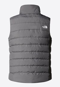 Harmaa eristetty liivi, jossa on tikattu muotoilu, korkea kaulus ja logo takana. Sileä pinta ja vartalonmyötäinen malli.