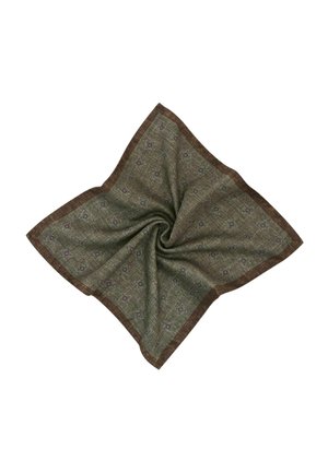Carré de tissu marron et vert à motifs, torsadé au centre sur fond blanc.