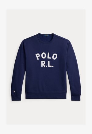 Tmavě modrá mikina s kulatým výstřihem s bílým nápisem "POLO R.L." na přední straně a malým vyšitým logem na levém zápěstí.