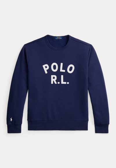 Sweat-shirt bleu marine col rond avec texte blanc « POLO R.L. » sur le devant et petit logo brodé sur le poignet gauche.