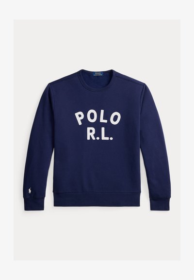 Sweat-shirt bleu marine col rond avec texte blanc « POLO R.L. » sur le devant et petit logo brodé sur le poignet gauche.
