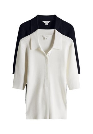 Dve rebrované pletené polokošele, jedna biela a jedna čierna, s trištvrťovými rukávmi a gombíkovými légami, naskladané na bielom pozadí.