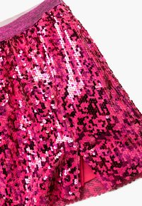 Fuchsia palietnederdel med en tekstureret overflade, der har en pink elastisk talje og en glat indergøring, lavet af skinnende runde palietter.