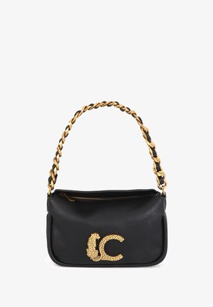 Bolso de mano de cuero negro con un acabado texturizado, correa de cadena dorada y detalles dorados, con un diseño de leopardo y la letra "C".